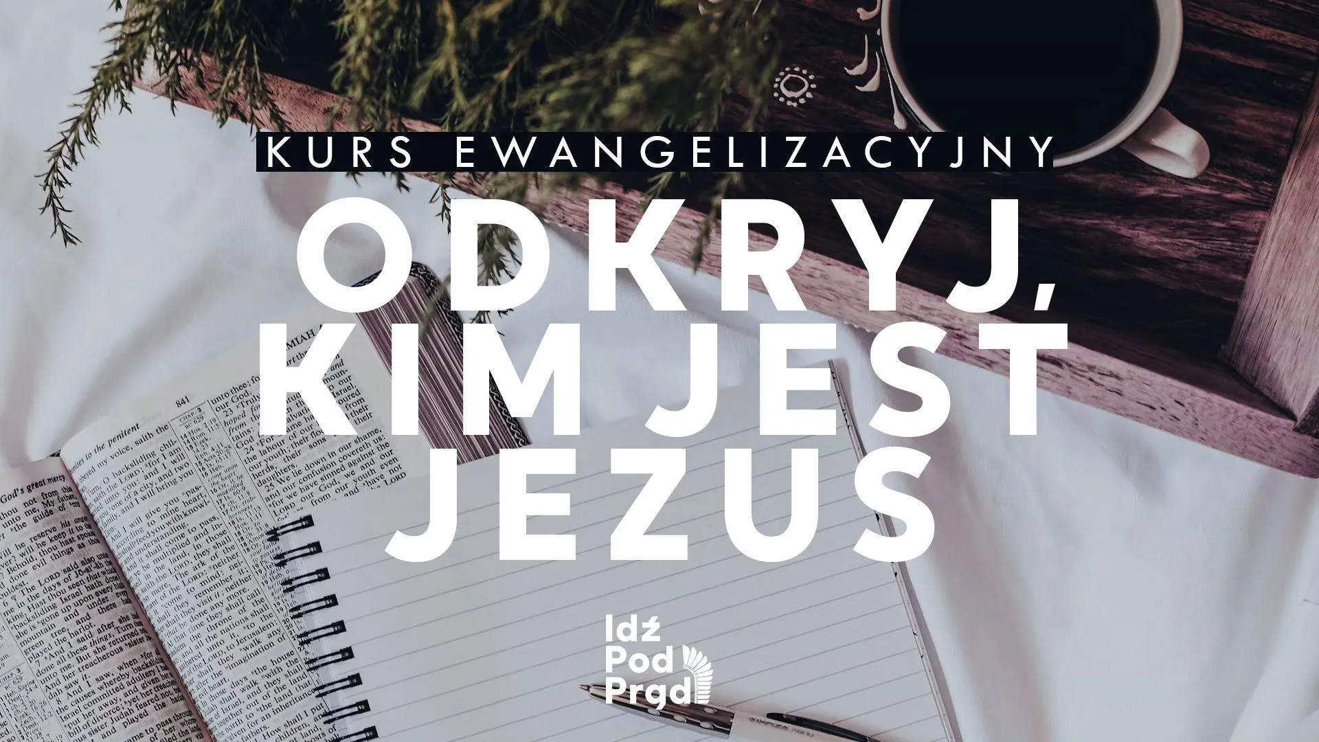 Okładka kursu ewangelizacyjnego Odkryj, kim jest Jezus - Biblia, notatnik i kubek na jasnym tle.